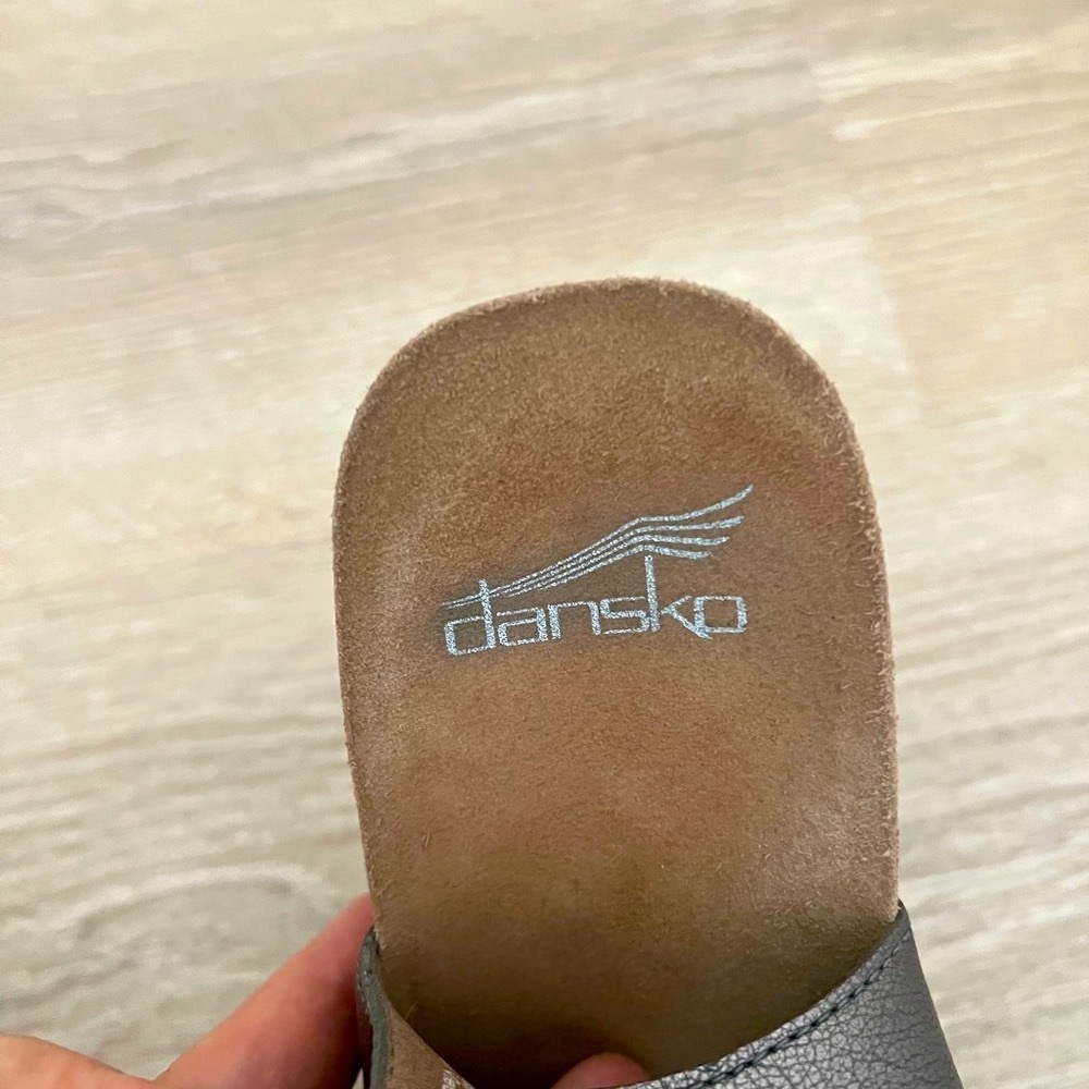 ✅DANSKO ,leather ,Pewter Metallic color Sandel shoes with adjustable strap - Picture 9 of 11